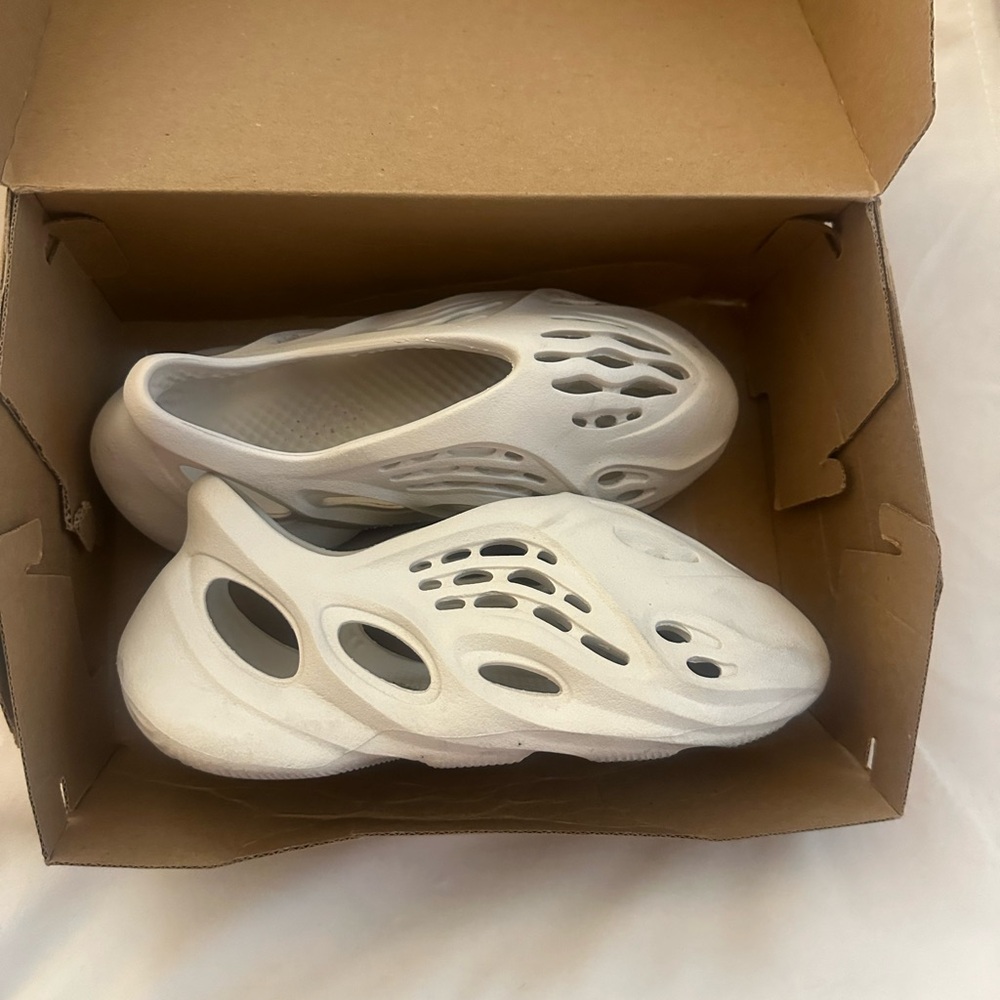 YEEZY FOAM RNNR ARARAT